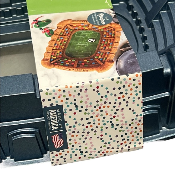 NWT Nordic Ware Stadium Bundt Pan - Picture 3 of 12